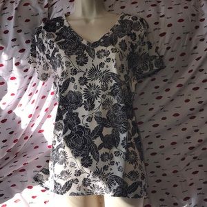 LuLaRoe S black and white floral v neck tee 💕